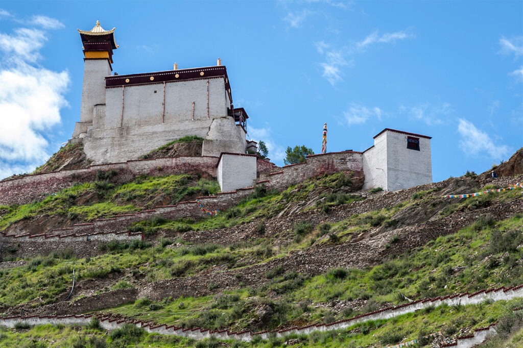 Kloster in Tibet: Yungbulakang Palace auch bekannt als Yumbu Lakhang