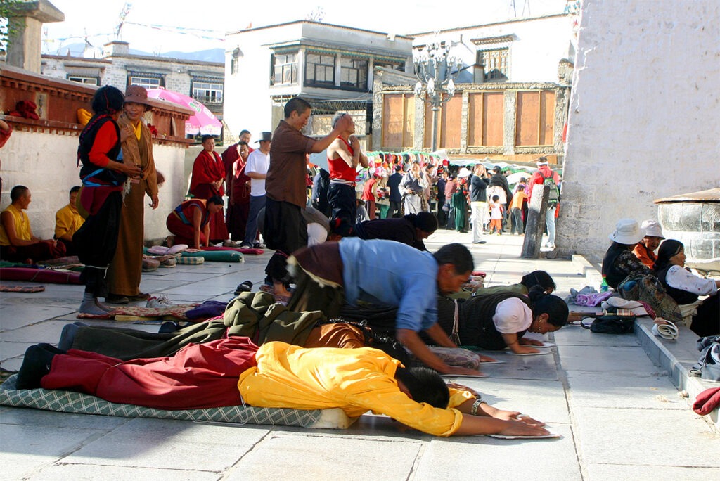 Tibet Religion, Menschen beim beten.