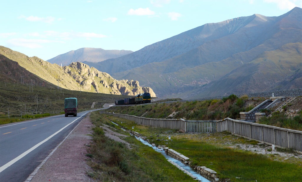 Transport in Tibet mit Zug und LKW.